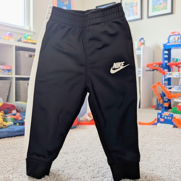 Nike Infant 2 Piece Track Suit~Size 12 Months~Just Do It Logo~Black & White - Picture 5 of 7